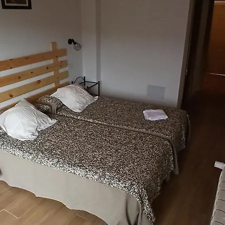 De Salas Albergue Hostel *